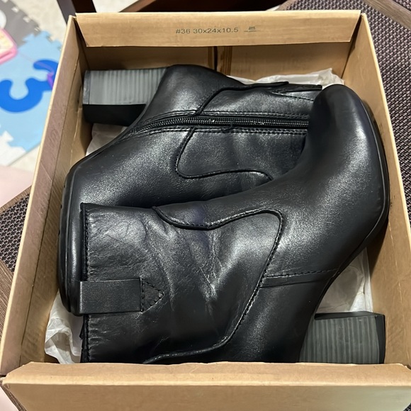 Pre-Owned: Women’s Black Stroll Vine Boots by Clarks Size 7 - Picture 6 of 7